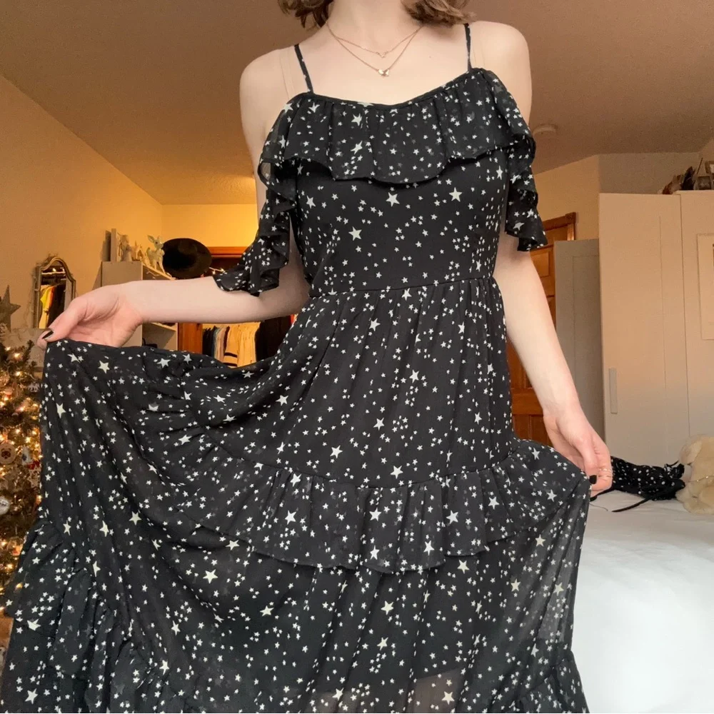 black and white star print off the shoulder tiered ruffle maxi dress - Picture 4 of 15